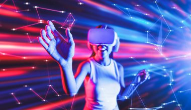 Meta-meta 'da siber punk stilinde ayakta duran zeki kadın metaevrene bağlı VR kulaklık takıyor, gelecekteki siber uzay teknolojisi kullanıyor, kadın sanal gerçekliğe dokunan bir nesne kullanıyor. Halüsinasyon.