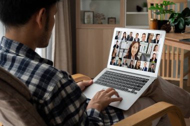 İş dünyasından iş adamlarının modern sanal grup toplantısı için video konferansındaki iş adamları