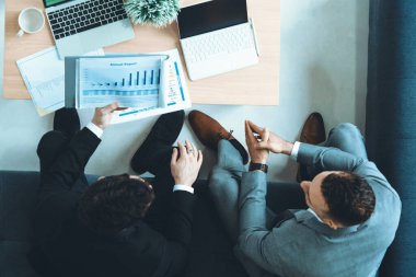 İş adamı, modern işyerindeki başka bir iş ortağıyla görüşmede. Kurumsal iş adamları konsepti. uds