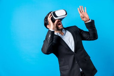 VR camından finansal grafik hologramına bakan akıllı proje yöneticisine yaklaş. Profesyonel iş adamı, sanal gerçeklik dünyası ve meta dünyadan finansal planı kontrol ederken şaşırdı. Sapma.