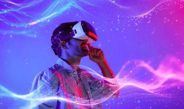 Zeki beyaz adam neon ışıkta dururken VR gözlük takıyor. Teknoloji yeniliklerini kullanarak görsel gerçeklik gözlüğünü kullanarak metaevren ya da görsel dünya programını bağlayabiliyor. Sapma.