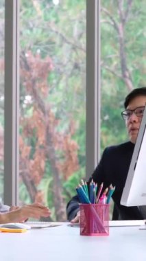 Ofisteki grup toplantısında kızgın iş adamı tartışması sorunu. İşletme iflas ve kayıp kavramı .