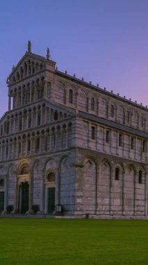 Gün doğumunda İtalya 'da Pisa Kulesi' nin Zaman Hızı. Pisa Kulesi, İtalya 'nın istenmeyen eğilimiyle dünya çapında tanınıyor. Çan kulesi Pisa Katedrali 'nin arkasında..