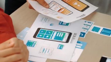 Mobil uygulama ya da web sitesi için kullanıcı arayüzü prototipi planlayan şirket çalışanlarının panorama videosu. UX UI tasarım beyin fırtınası kullanıcı dostu arayüz planı tasarlıyor. Sinerjik