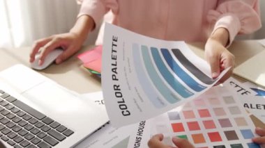 Grafik tasarımı için renk seçimi yapan ve beyin fırtınası yapan iki tasarımcının yavaş çekim çekimi ya da tasarım bürosunda kromatik danışmanlık hizmeti isteyen bir müşteri. Değiştirilmiş