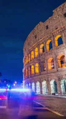 Roma Kolezyumu 'nun zaman aşımı ve İtalya' nın kalabalık caddesi. Kolezyum, Antik Roma döneminde şehir merkezinde inşa edildi. İtalya 'nın en popüler turistik merkezlerinden biridir. .