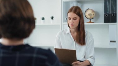 Mutlu hasta ve psikolog klinikte olumlu duygularla zihinsel sağlık sohbetlerini paylaşırken aynı zamanda klinikteki psikologlara başarılı bir iş ve hayatı açıklıyorlar.