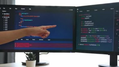 Bilgisayar programlama için arka uç yazılım geliştirici mühendisi. Yazı yazma kodlarını ayıklamak için birlikte çalışıyorlar. Ofisteki monitörde karmaşık algoritmaları çözüyorlar. Filizlenen