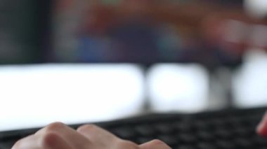 Bilgisayar programlama için bilgisayar geliştirici mühendisinin kapanış eli. Yazı yazma kodunun ayıklanması, monitörde karmaşık algoritmaların çözümü üzerinde birlikte çalışıyor. Filizlenen