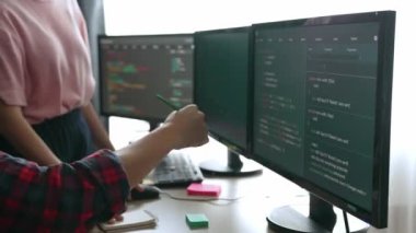 Bilgisayar programlama için arka uç yazılım geliştirici mühendisi. Yazı yazma kodlarını ayıklamak için birlikte çalışıyorlar. Ofisteki monitörde karmaşık algoritmaları çözüyorlar. Filizlenen