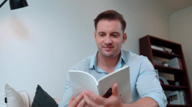 Kanepede oturan orta yaşlı bir adam, sosyal ve hayal gücü ile ilgili fantezi kurgu kitapları okurdu. Çocukları akıllı bir baba olmak için yetiştirirdi. Hayat boyu öğrenme konsepti. Uyumsuzluk.