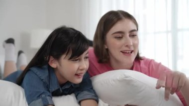 Çekici bir kız ve beyaz bir anne dizüstü bilgisayarda film izlerken kötü bir şekilde yatıyorlar. Mutlu aile yatmadan önce birlikte vakit geçirir. Ebeveyn ve tatlı kız birlikte oyun oynamaktan hoşlanırlar Pedagoji.