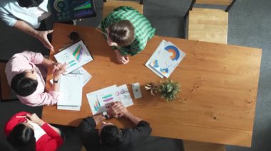 Akıllı iş adamının tablet tutuş tabletinin yukarıdan aşağıya hava görüntüsü ve mali belgelerle toplantı masasında mali tabloyu göster. Yatırımcı grafiğe bakarken yönetici tableti masaya koydu. Cemaat.