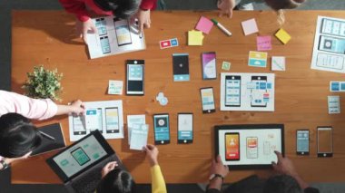 Akıllı yazılım geliştiricisinin yazılım geliştirme planlama üst görünümü. Cep telefonu arayüzü ya da dijital yaratıcı tasarım için Ux UI tasarımı ve beyin fırtınası yapan yetenekli bir programcı takımı. Cemaat.