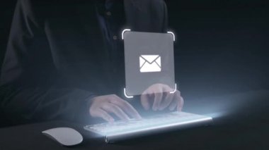 İş adamı e-posta kutusunu kontrol ediyor, daha iyi verimlilik için mesajları düzenliyor ve önceliklerini belirliyor. Etkili iletişim için akıllı e-posta teknikleri öğren. Kullanıcı Kimliği