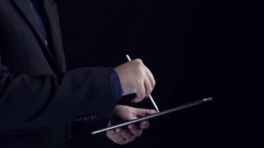 Yapay zeka mühendisliği, büyük veri ve yapay zeka makinesi kavramında yapay zeka beyin işlemcisiyle iş desteği için üretken yapay zeka kullanmayı öğrenen insan etkileşimi. Kullanıcı Kimliği