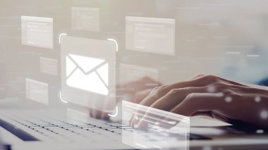 İş adamı e-posta kutusunu kontrol ediyor, daha iyi verimlilik için mesajları düzenliyor ve önceliklerini belirliyor. Etkili iletişim için akıllı e-posta teknikleri öğren. EIDE