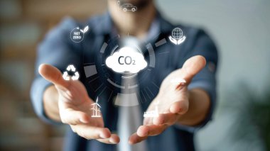 İş adamı CO2 emisyonlarını azaltmak için girişimlerde bulunuyor ve net sıfır hedefliyor. Daha yeşil bir gezegenin karbondioksitini azaltarak sürdürülebilirliğe olan bağlılığını gösteriyor. FaaS