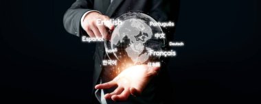 Birden fazla dille küresel iletişim. Çevrimiçi dil çalışmasına sahip dijital sanal gerçeklik küresi, çevirmenlik dersi ve bağlı VR dünyasında uygulama yetenekleri. EIDE