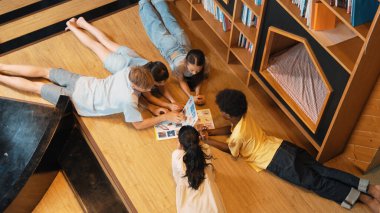 Kütüphanede kitap okurken bir grup farklı çocuk daireler çiziyor. Bir dergiyi paylaşan bir kızın ilgi çekici konulara ve sevimli arkadaşlarla konuşmasına dair en iyi bakış açısı. Öğretim.