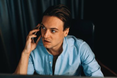 Akıllı iş adamı, akıllı telefonuyla iş dünyasının paragraf dinamik veritabanı pazarlama analiz planına danışmak için arıyor. Bireysel.