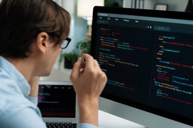 Güncellenmiş sürüm uygulama projesi denemesi ile ilgili kodlama programı ile pc align çalışma dizüstü bilgisayarı üzerinde çalışan çevrimiçi yazılım geliştirme bilgilerine bakan IT geliştiricisi yeni bir kod genel sistemi yaratıyor. Bireysel.