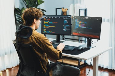 Bilgisayar ekranında çevrimiçi yazılım geliştirme kodlaması oluşturma konusunda stresli bir şekilde çalışan IT geliştiricisi, modern ofisteki web sitesi projesinde en son sürüm uygulaması için düşünme programı. Toplayıcı.