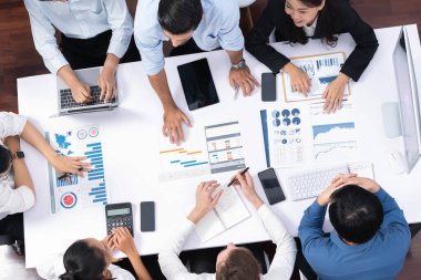 Üst görünüm proje yöneticisi proje yönetimi yazılımı kullanarak ekip ile iletişim kurar ve işbirliği yapar, proje görevinin ilerlemesini izler ve toplantı masasında program planı yapar. Tedbirli
