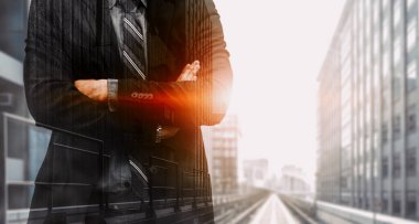 Modern şehir arka planında iş dünyasının çift pozlama görüntüsü. Gelecekteki iş ve iletişim teknolojisi kavramı. Gerçeküstü fütüristik şehir manzarası ve soyut çoklu pozlama arayüzü. uds