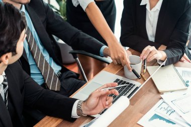 Modern ofis ortamında çalışan çeşitli etnik gruplardan çeşitli iş adamları. Üretken ve çok ırklı ofis çalışanları stratejik ticari pazarlama konusunda tartışmaya giriştiler. Çok titiz.