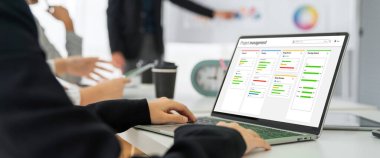 Ekip projesinin zaman çizelgesini gösteren bilgisayar ekranında, modern iş projesi yönetimi için proje planlama yazılımı