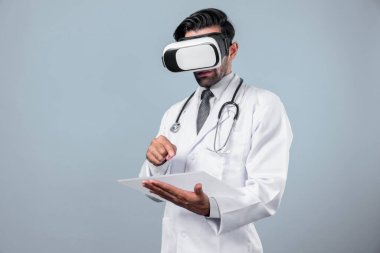 Doktor beyaz arka planda tıbbi tabloya bakarken sanal gerçeklik gözlüğü takıyor. Laboratuvar önlüklü profesyonel doktor başvuru formunu tutarken VR gözlüğü kullanıyor. Sapma.