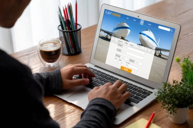 Online uçuş rezervasyon sitesi mod rezervasyon sistemi sağlar. Seyahat teknolojisi kavramı .