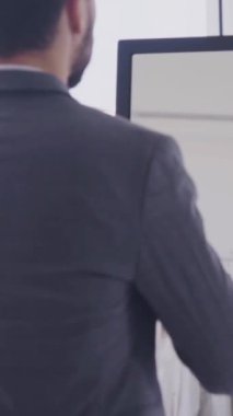 Gelinlik giymiş mutlu gelin ve damat düğün törenine hazırlanıyor. Kadın ve erkeğin romantik aşkı..