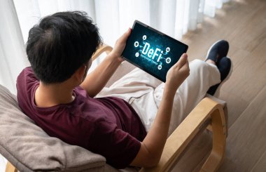 Model bilgisayar ekranında merkezi olmayan finans veya DeFi kavramı. Defi sistemi yeni yatırım ve tasarruf seçenekleri sunuyor .