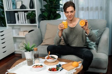 Akıllı beslenme yayın kuruluşu, taze yoğurt sosu, meyve suyu ve portakal suyu içeren sağlıklı besin seçimi sunarak, her öğünde vitamin ve lif kullanımını açıklıyor. Bireysel.