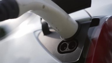 Elektrikli taşıt teknolojisi konut alanı ya da EV akü şarjı için ev şarj istasyonu olarak kullanılır. Gelecekteki çevre için temiz ve sürdürülebilir enerji ile çevre dostu ulaşım. Titiz
