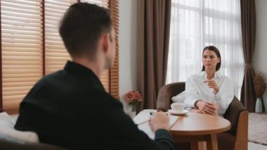 Psikolojik konsültasyon zihinsel problemde iyileşme kaydediyor, genç hasta terapi seansında, psikiyatrist de akıl hastalıkları konusunda tanı koyuyor. Zihinsel tedavi seansı. Düzenle
