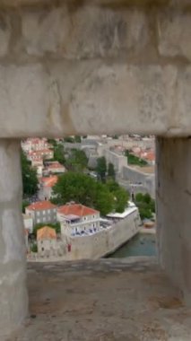 Hırvatistan 'ın Dubrovnik Eski Kenti' nin tarihi duvarı. Hırvatistan 'ın önde gelen tatil beldeleri. Dubrovnik eski kenti 1979 yılında UNESCO Dünya Mirasları Listesi olarak listelendi..