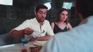 Lezzetli yemekler, çift ve arkadaşlar için lüks bir mutfak yemeği. Aklı başında bir adam, akşam yemeği yeme deneyimi ile çıtır çıtır yemekleri tadıyor. Akşam restoranını geliştiriyor. Vinosity.