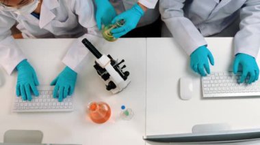 Bilimsel uzmanlığa, laboratuvar ekipmanlarına ve yenilikçi tıbbi biyoteknoloji yazılımına sahip laboratuvar sağlık araştırma ekibi yeni ilaçlar araştırıyor, tedavi geliştiriyor. Ağır çekim. Katı.