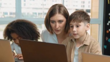 Sınıfta dizüstü bilgisayar kullanan zeki bir öğretmen. Profesyonel eğitmen, programlama mühendisliği kodunu açıkladı ya da eğitim ve öğrenim programı sırasında hızlı davrandı. Etkinlik.