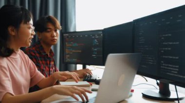 Yavaş çekim arkası yazılım geliştirici mühendisi bilgisayar programlama için birlikte çalışarak hata ayıklama kodunu çözüyor, ofiste monitörde karmaşık algoritmaları çözüyor. Filizlenen
