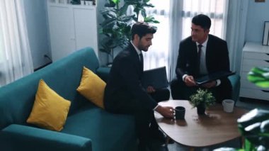 Yönetici pazarlama stratejisini tartışırken ve mali yatırım veri raporlarını karşılaştırırken, yatırımcıların mali tablosunun üst düzey görüşü de toplantıda yer alıyor. Çeşitli gruplar birlikte çalışıyor. Müdürlük.