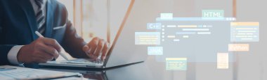 Yeni uygulama mobil telefon geliştirme için HTML, Python, Java ve C EIDE gibi çeşitli programlama dillerinin kodlama dijital örtüleri ile yazılım geliştirici veya programcı çalışması
