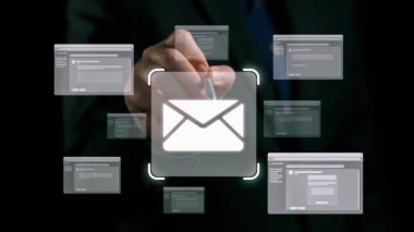 İş adamı e-posta kutusunu kontrol ediyor, daha iyi verimlilik için mesajları düzenliyor ve önceliklerini belirliyor. Etkili iletişim için akıllı e-posta teknikleri öğren. Kullanıcı Kimliği