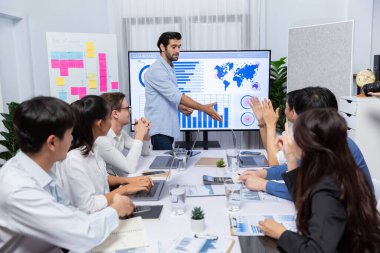 Ofiste sunum ya da analist ekibiyle toplantı odasında mali verileri analiz etmek için BI Fintech 'i kullanmak. İş adamları stratejik planlama için TV ekranında BI gösterge panelini inceliyor.