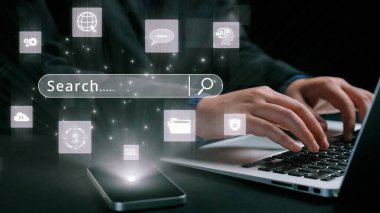 İş adamı, stratejik kararlar için değerli verileri çıkartarak arama motoru araştırması yapıyor. Kapsamlı araştırma ve SEO veri analizi için arama motorları kullanılıyor. Kullanıcı Kimliği