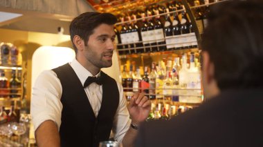 Lüks barlarda içki hazırlayan akıllı barmenlere odaklanırken aynı zamanda canlı ışıklandırma atmosfer şişesi ve bar arka planındaki VIP müşterilerle canlı sohbetler. Vinosity.