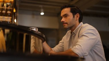 Akıllı adam tek başına oturmuş kokteyl içiyor. Eski moda bekleme arkadaşları ya da cuma gecesi barda ve restoranda lüks içki tezgahında içki içen bir çift. Vinosity.